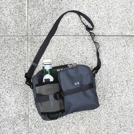 CIE ショルダーバッグ GRID3 BOTTLE SHOULDER BAG メンズ レディース 032065 シー グリッド3 斜めがけ ミニ ショルダー 撥水 防水 小さめ 軽量 旅行 アウトドア シンプル 日本製 | ショルダーバッグ | サックスバー SAC'S BAR公式サイト